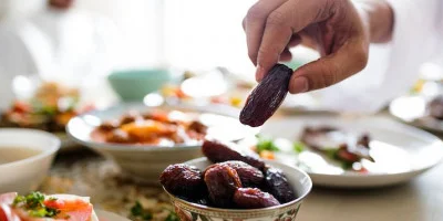 Tips Anti Kalap Makan saat Berbuka